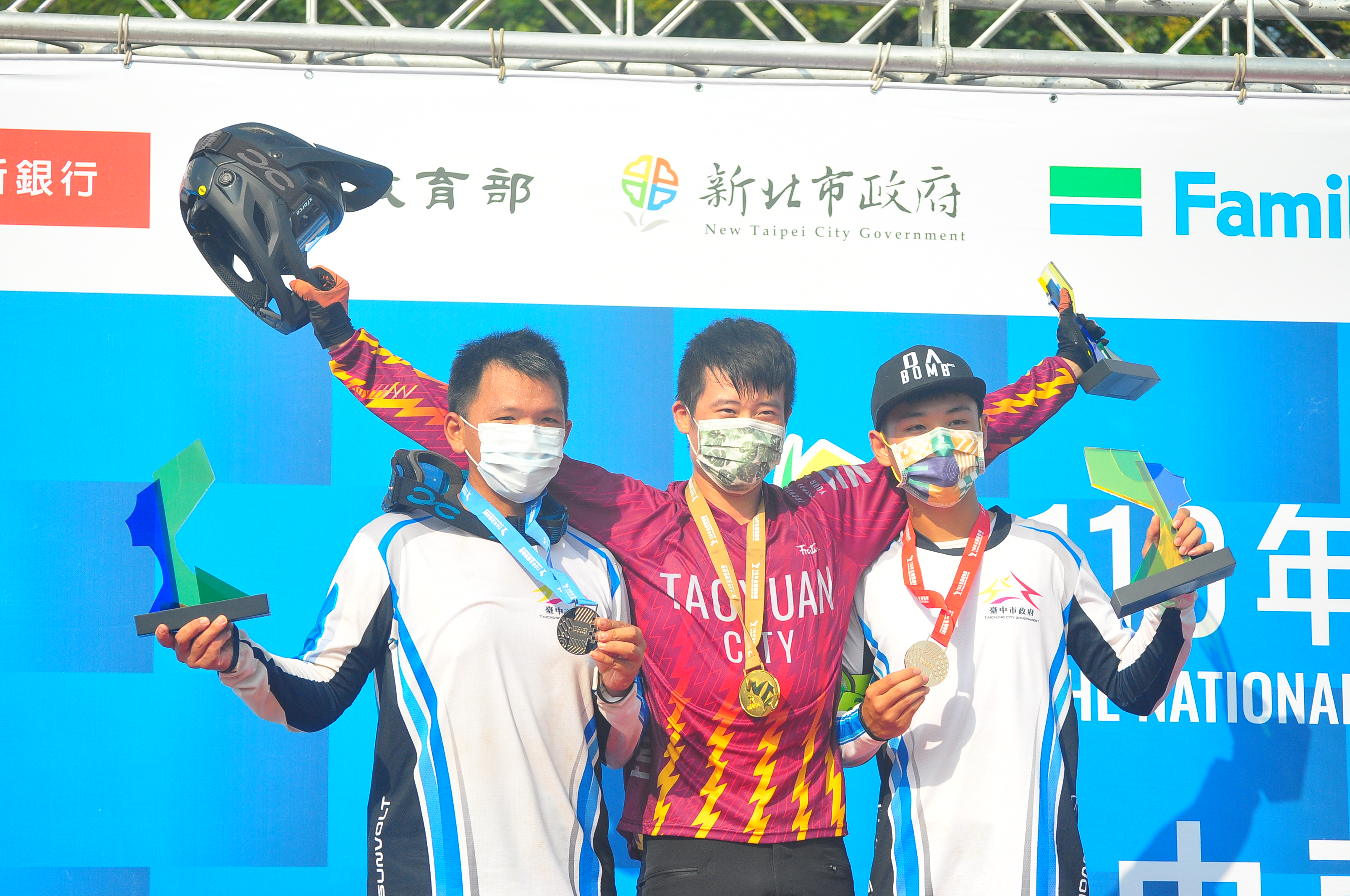 江思翰（左）、江勝山（中）、林宥榆(右)男子組下坡賽頒獎。攝影 /蔡郁玟