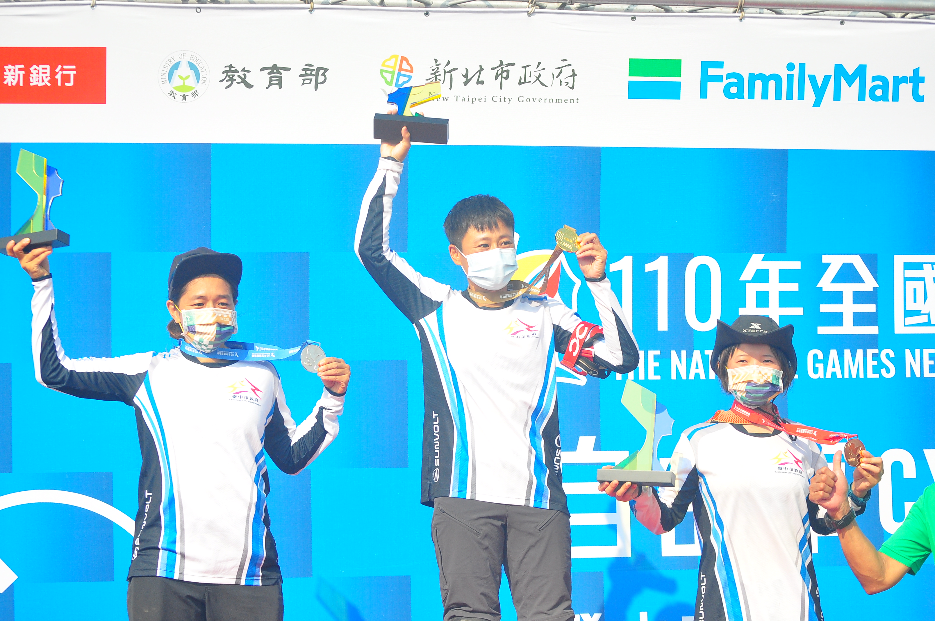 蔡季伶（左）、周佩霓（中）、楊若芸（右）女子組下坡賽頒獎。攝影 /蔡郁玟